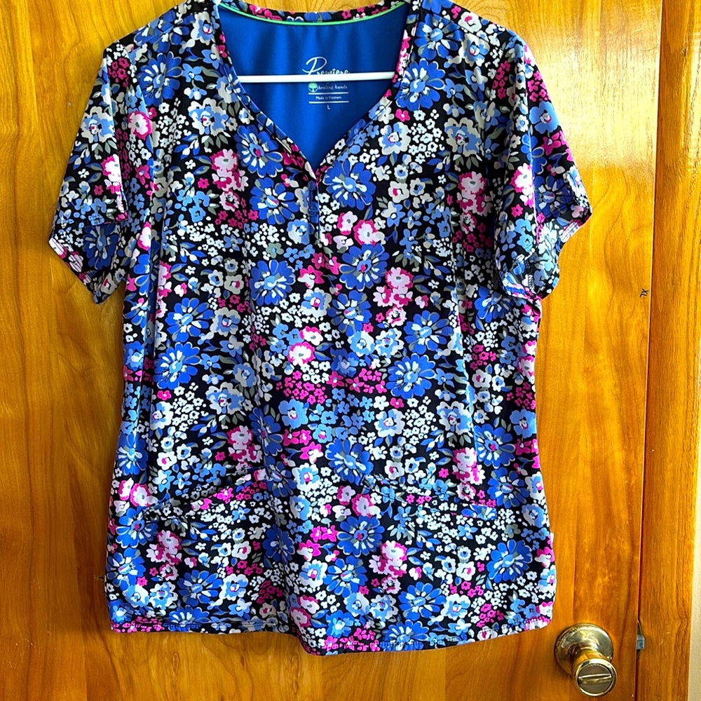 Healing hands floral scrub top size large